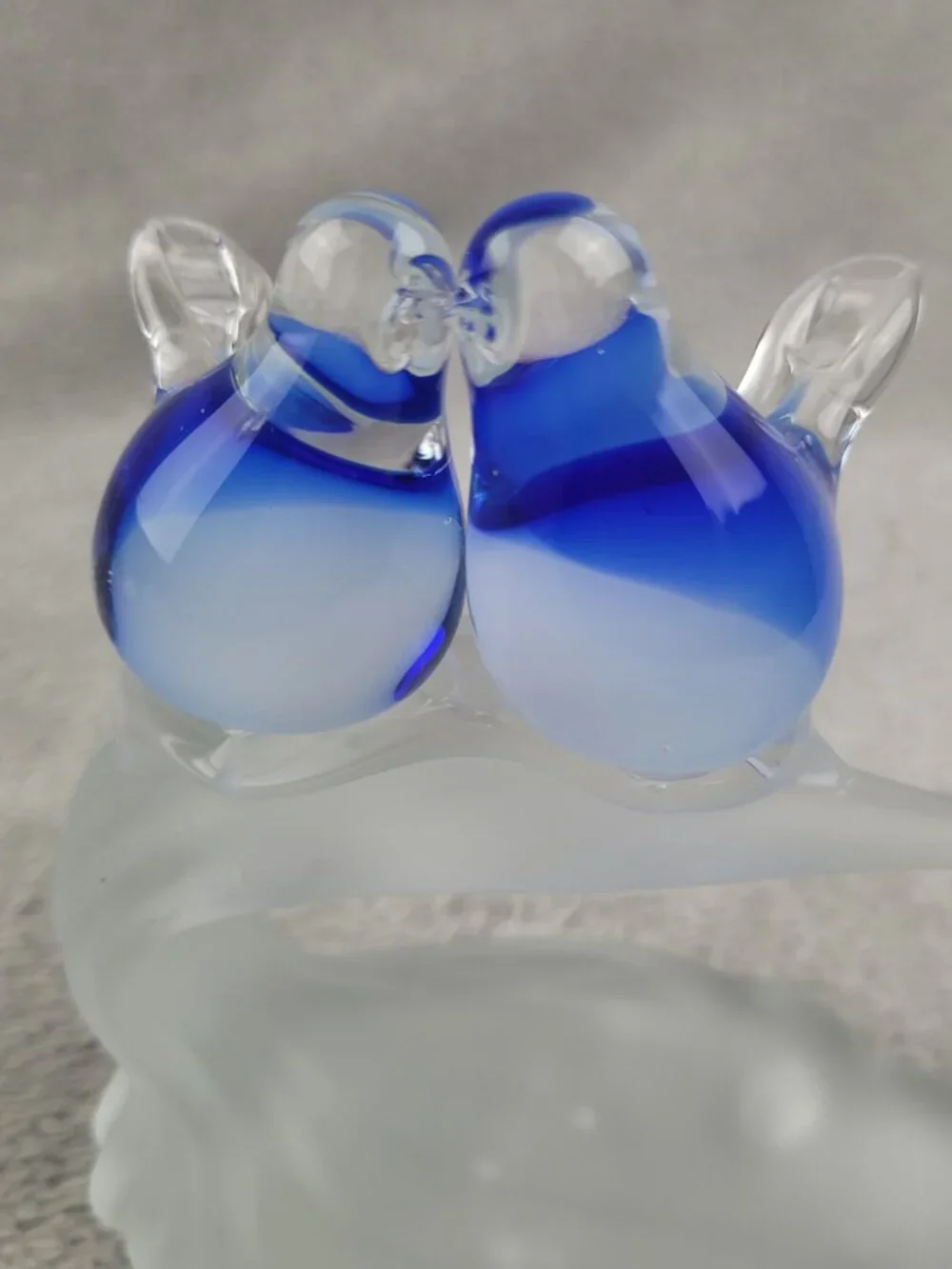 Vtg Hand Blown Art Glass Lovebirds Bluebirds Frosted Satin Wave Glass Figurine